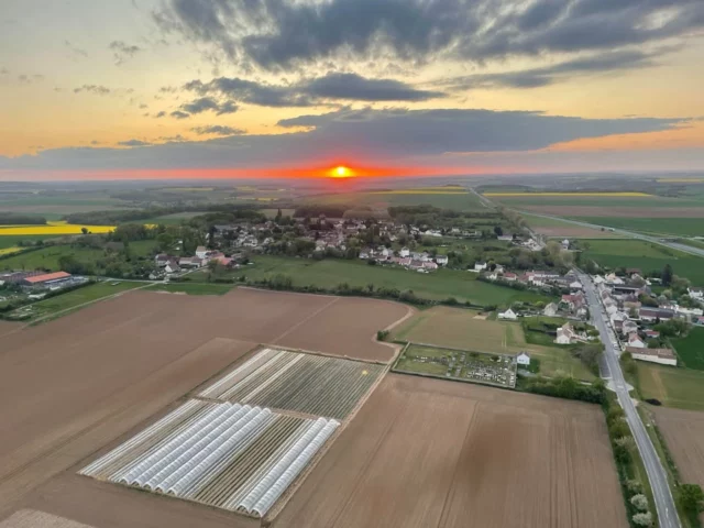 → Mardi 17 juin, 14h45
Fin de la vente pour aujourd'hui, PLUS de FRAISES à la ferme ET à la route !! 
Nos prochaines journées de vente seront indiquées sur notre page, lorsque les derniers fruits verts seront à maturité 
Restez connectés pour rester informés ☺️
🍓
→ Lundi 16 juin, 17h
PLUS de FRAISES, fin de la vente pour la journée, PAS de Fraises à la ferme !!!
Prochaine vente demain, mardi 17 juin :
- 10h / 12h à la ferme
- 14h / ?? à la route
🍓
→ Lundi 16 juin
Retrouvez nos fraises et nos produits dérivés de celles-ci (sirop, confiture, coulis, nectar & pétillant), dès 14h à la route, au camion (D14 sortie n°18, Cléry-en-Vexin / Nucourt)
L'horaire de fin sera mis à jour sur cette publication ainsi que nos prochaines journée de vente 😄
🍓
La saison touche à sa fin, nos horaires sont amenés à être adaptés en fonction de ce que nous pouvons cueillir par rapport à la demande.
Cette publication sera éditée chaque jour à date, afin de vous éviter un déplacement inutile !!
🍓
Plus de vente à notre second point de vente (Silo de Chars), impossible d'avoir des fraises en quantité suffisante pour les deux points de vente.
.
Merci à Claire et Sébastien de @fermedumoutonnoir pour cette photographie aérienne prise en paramoteur lors d'un vol au-dessus de nos champs (07/05/2025) 🥰
————
🍓 #fraise #fraises #fraisier #fraisiers #fruit #fruitsrouges #rouge #fruitsdesaison #saison #printemps #spring #agriculture #agriculteur #producteur #producteurlocal #produitslocaux #produitsdesaison #champs #pleinchamp #strawberry #strawberries #cultures #nature #pnr #vexin #vexinfrançais #pnrvexinfrancais #valdoise #clery #ventedirecte